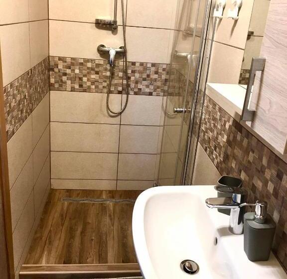 تختخواب و صبحانه Adventure Farm