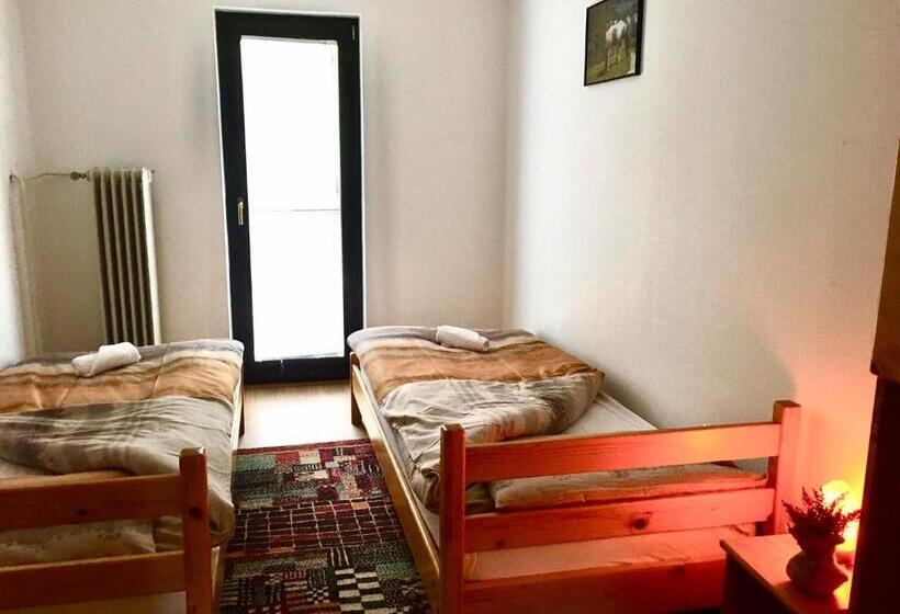 تختخواب و صبحانه Adventure Farm