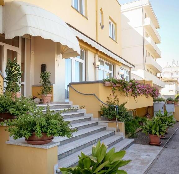 فندق De La Ville