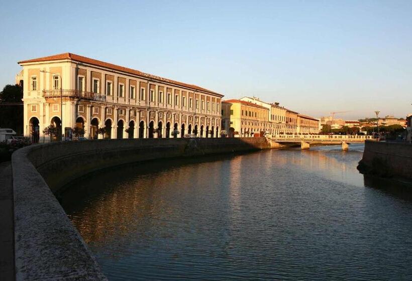 فندق De La Ville