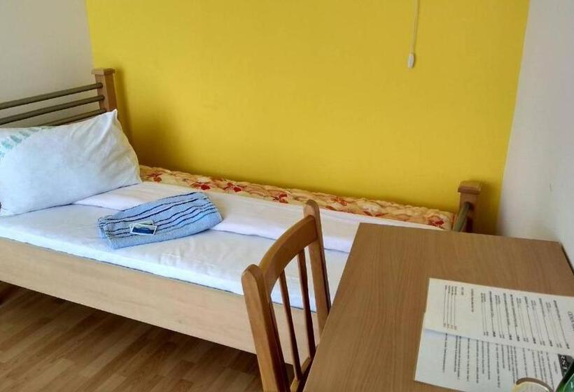 هتل Konaciste Trstenik