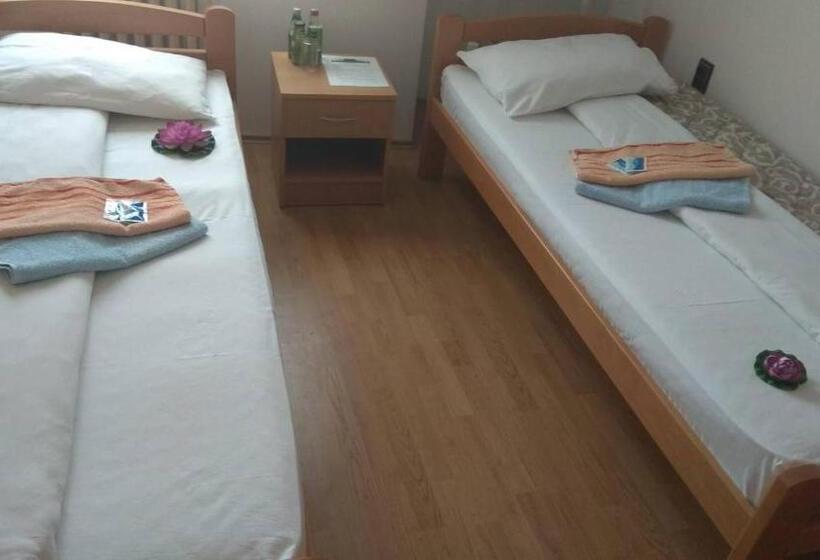 هتل Konaciste Trstenik