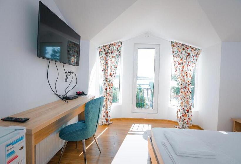 هتل Laguna Beach Club Bazaleti Lake