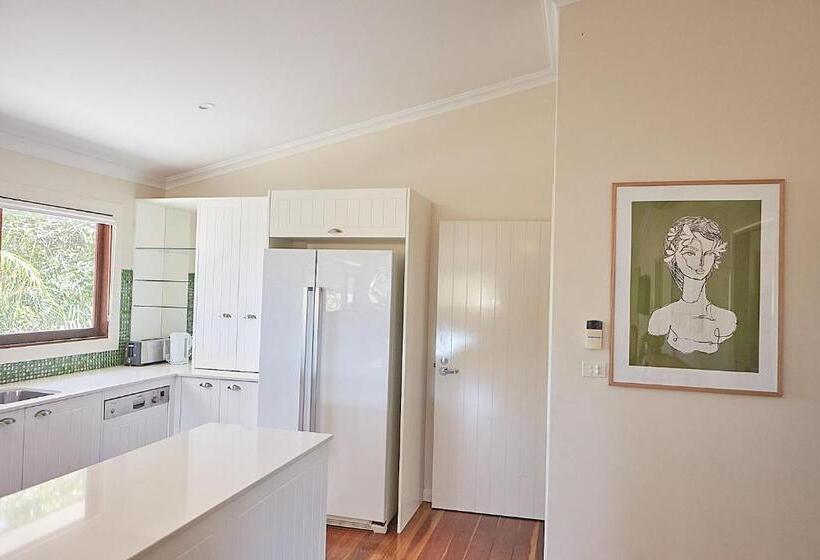 پانسیون Away Guesthouse  Away On Shirley Lane