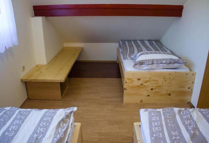 پانسیون Bee House Maya