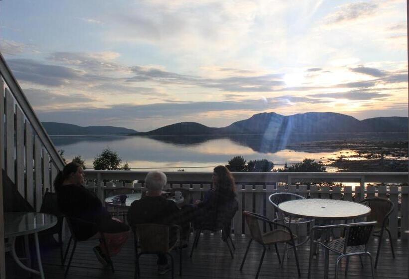 פנסיון Ulvsvåg Gjestgiveri Og Fjordcamping As