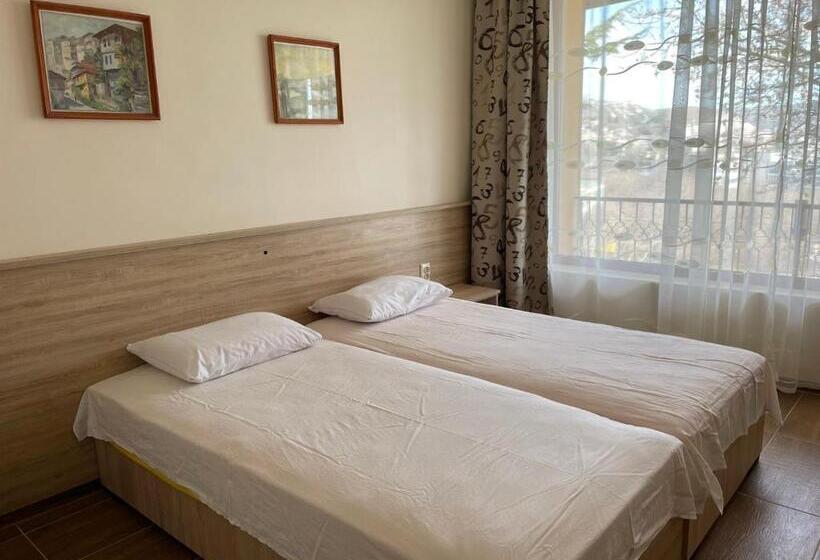 بنسيون Villa Elina