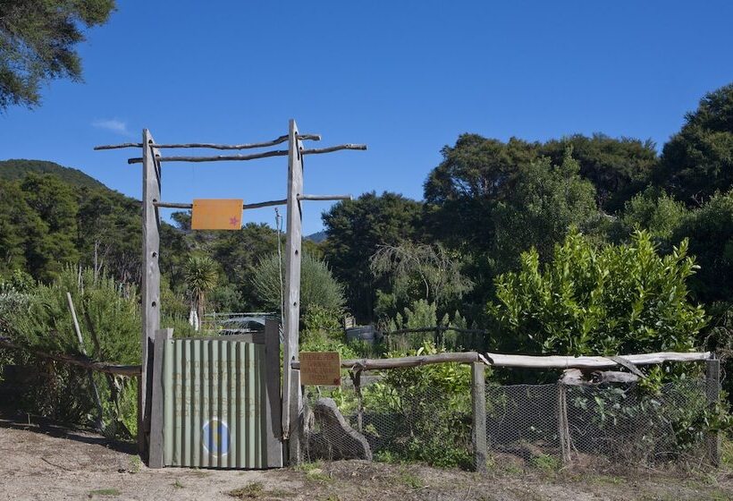 منتجع Awaroa Lodge