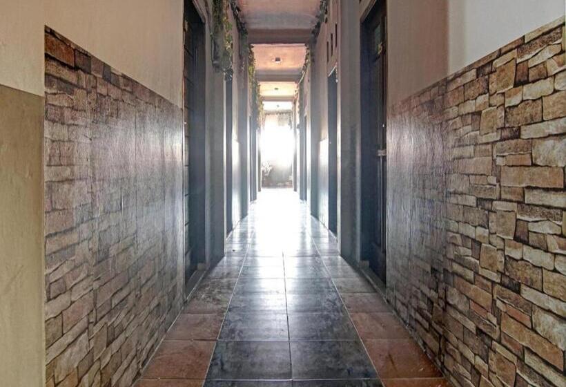 Отель Oyo 90358 Poris Residence Syariah