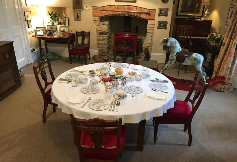 Отель The Manor Farm Alderton