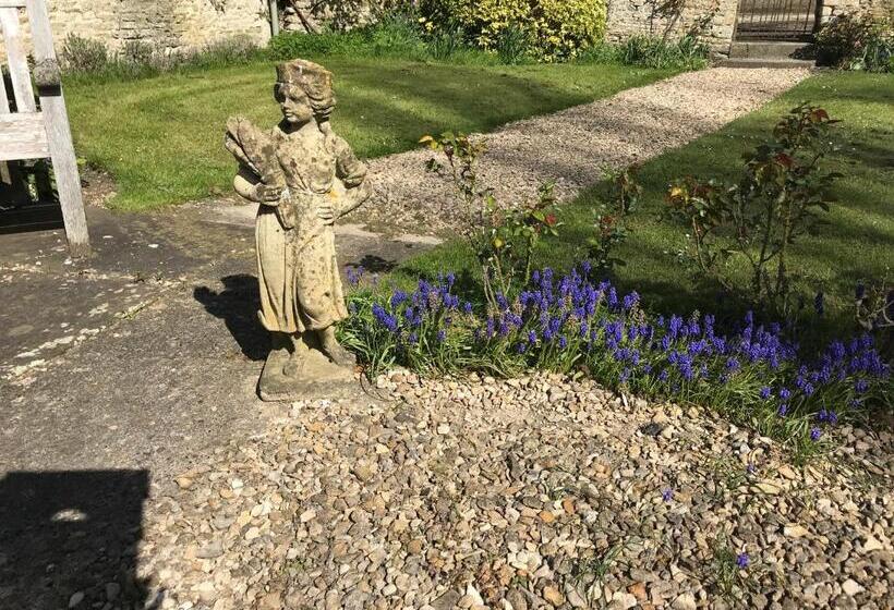 Отель The Manor Farm Alderton