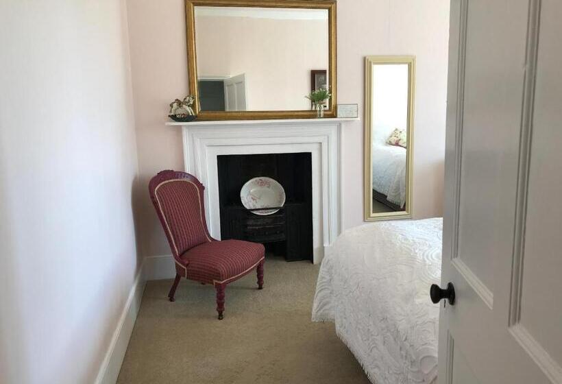 Отель The Manor Farm Alderton