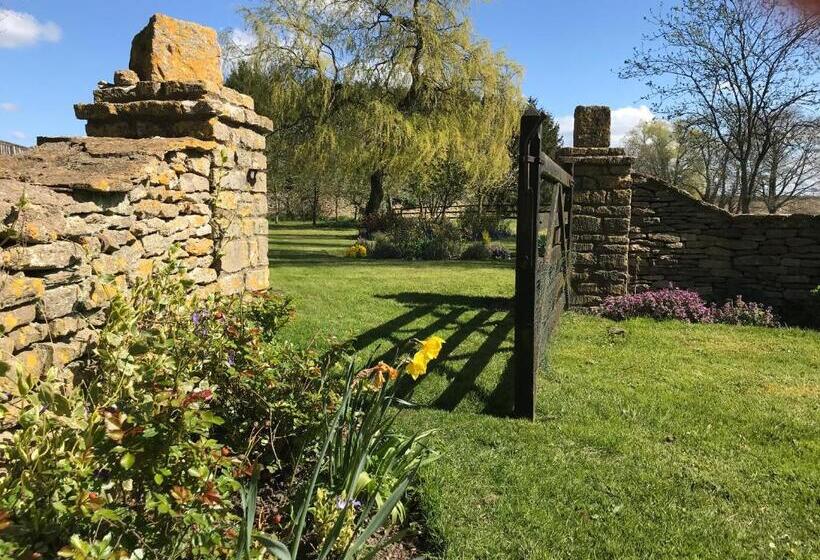 בית מלון כפרי The Manor Farm Alderton