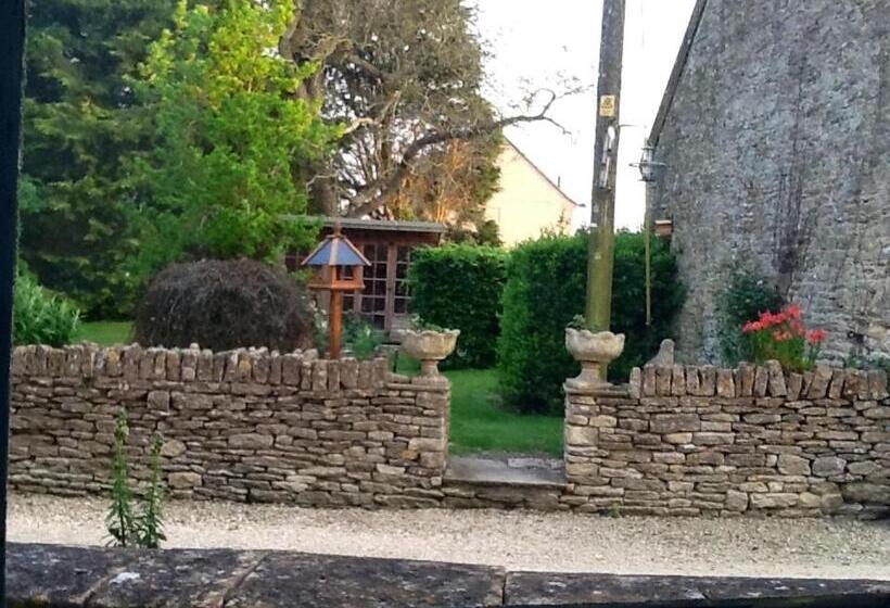 Отель The Manor Farm Alderton