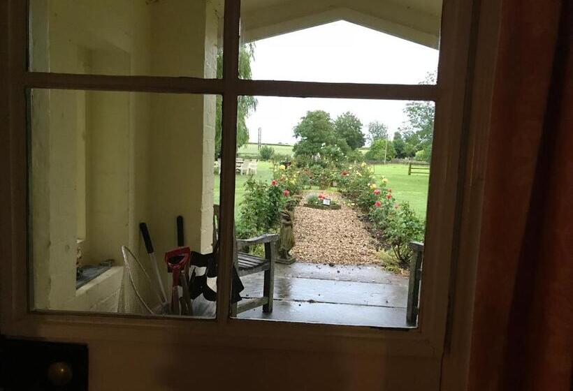 Отель The Manor Farm Alderton