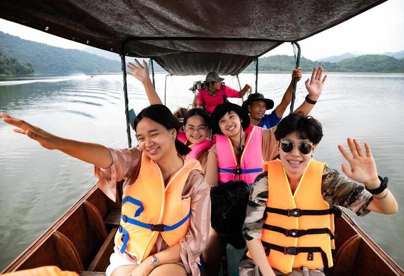 Kaengkrachan Boathouse Paradise Resort