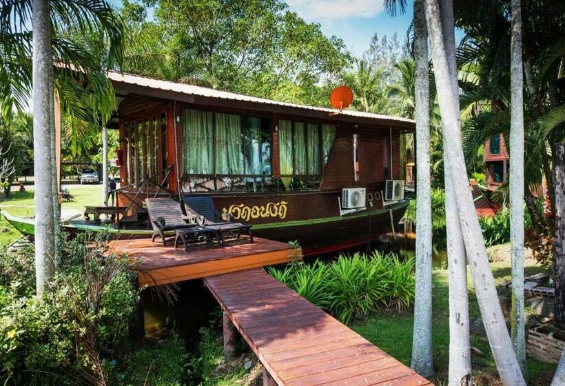 Kaengkrachan Boathouse Paradise Resort