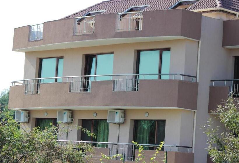 ペンション Tangra Guest House