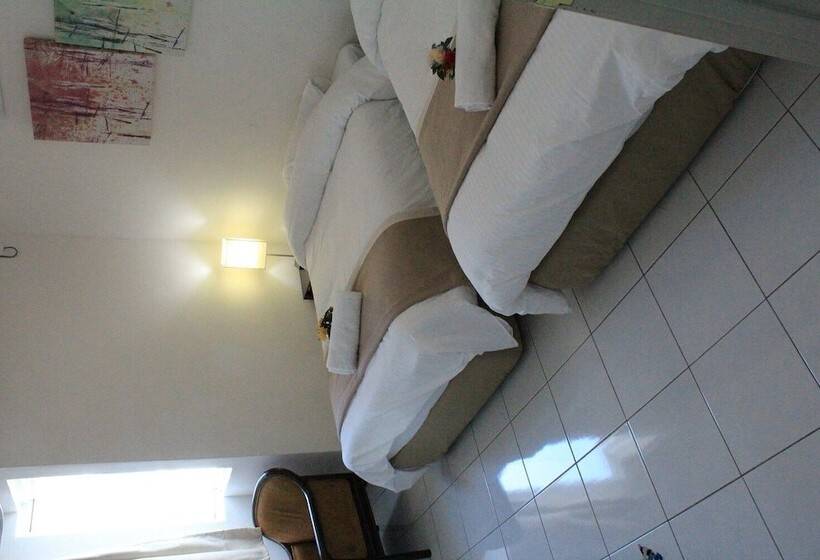 فندق صغير Nautilus Bay Home Inn