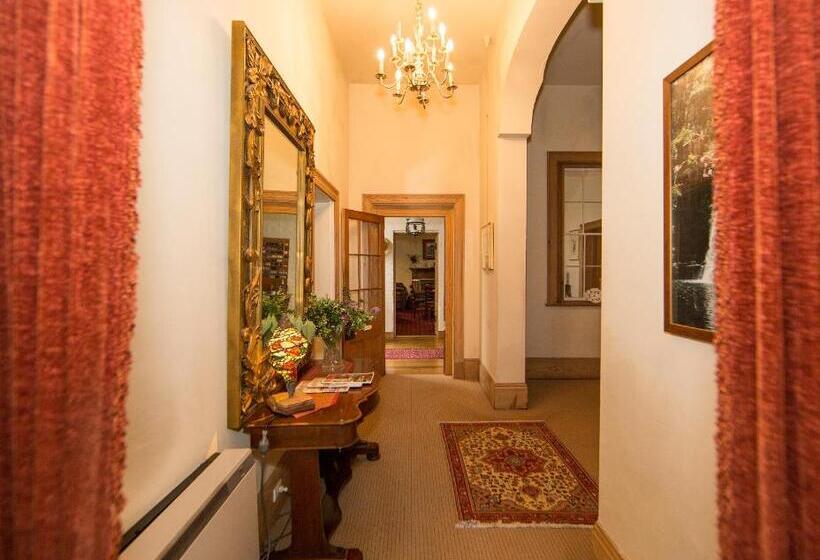 تختخواب و صبحانه The Racecourse Inn