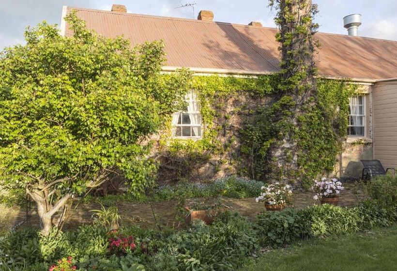 تختخواب و صبحانه The Racecourse Inn