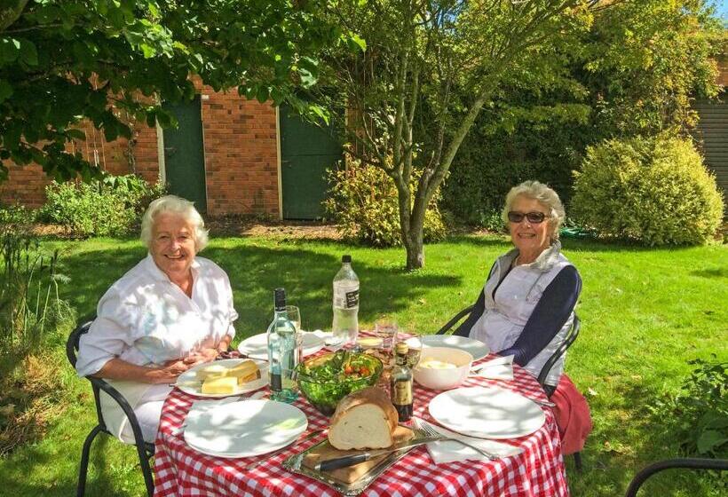 تختخواب و صبحانه The Racecourse Inn