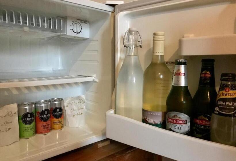 تختخواب و صبحانه The Racecourse Inn