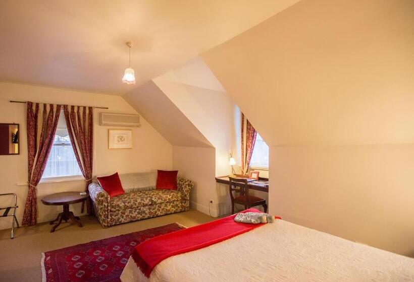 تختخواب و صبحانه The Racecourse Inn