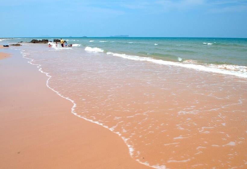 בית מלון כפרי Bansaithong Beach Resort