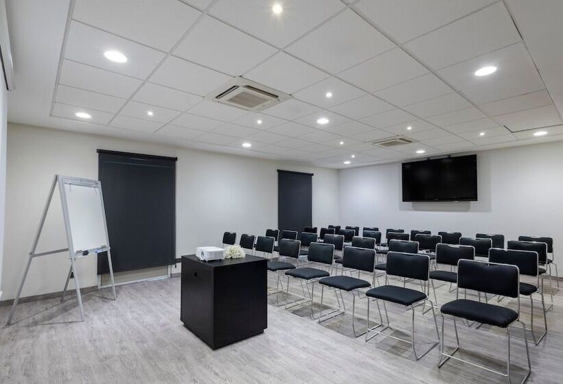 酒店 City Express By Marriott Guadalajara Aeropuerto