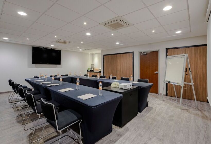 酒店 City Express By Marriott Guadalajara Aeropuerto