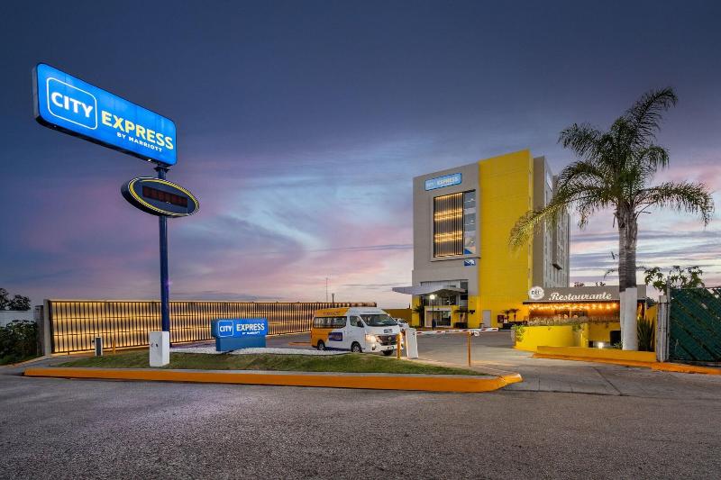 בית מלון כפרי City Express By Marriott Guadalajara Aeropuerto