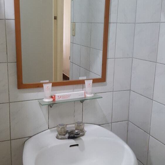 هتل Honeycomb Tourist Inn