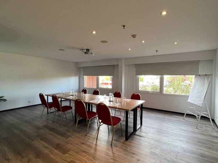 فندق Howard Johnson By Wyndham Funes