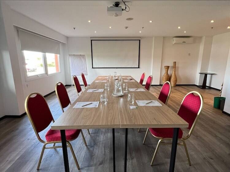 فندق Howard Johnson By Wyndham Funes