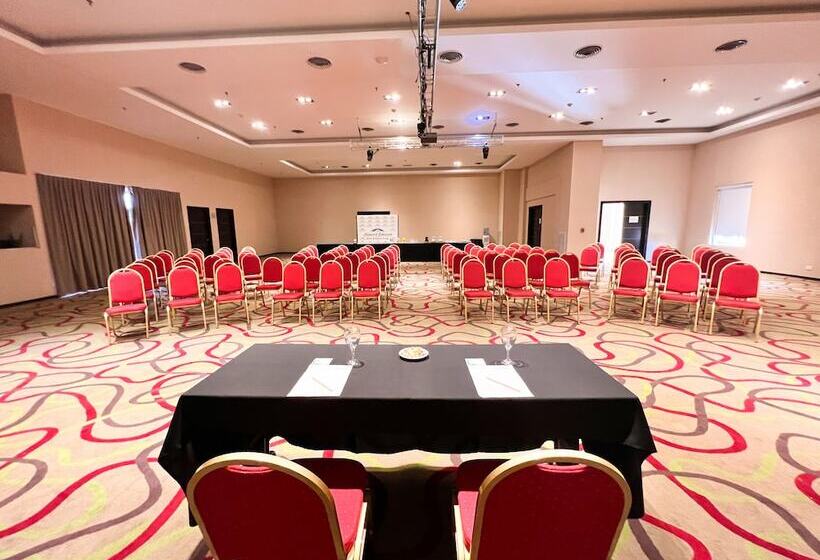 فندق Howard Johnson By Wyndham Funes