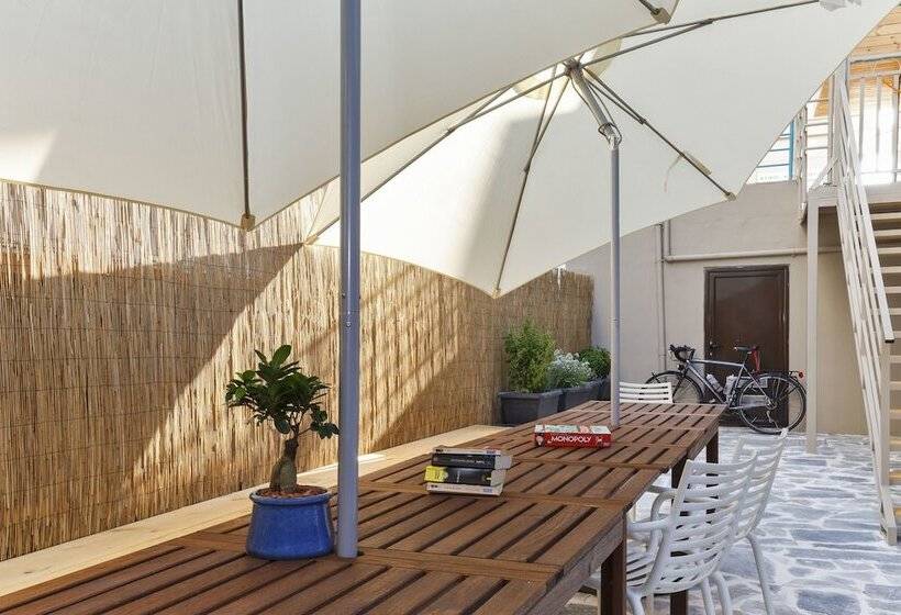 בית מלון כפרי Stay Rhodes Hostel & Bar