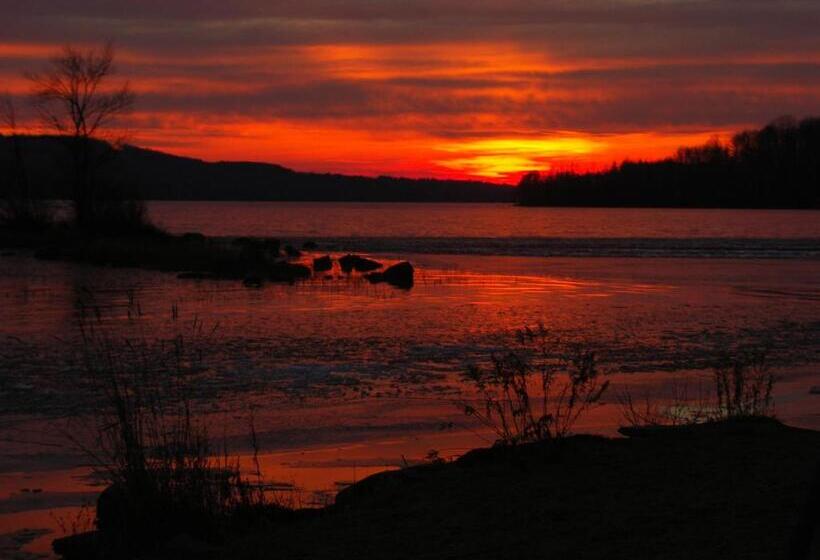 فندق Tally Ho Inn