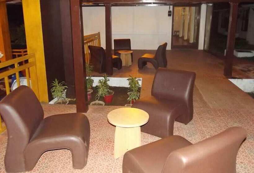 Отель Village Retreat