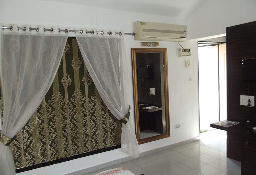 Отель Village Retreat