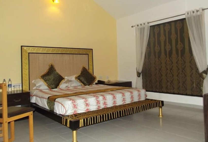 Отель Village Retreat