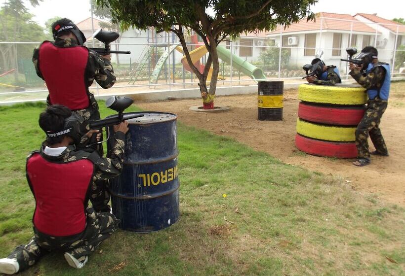 Отель Village Retreat