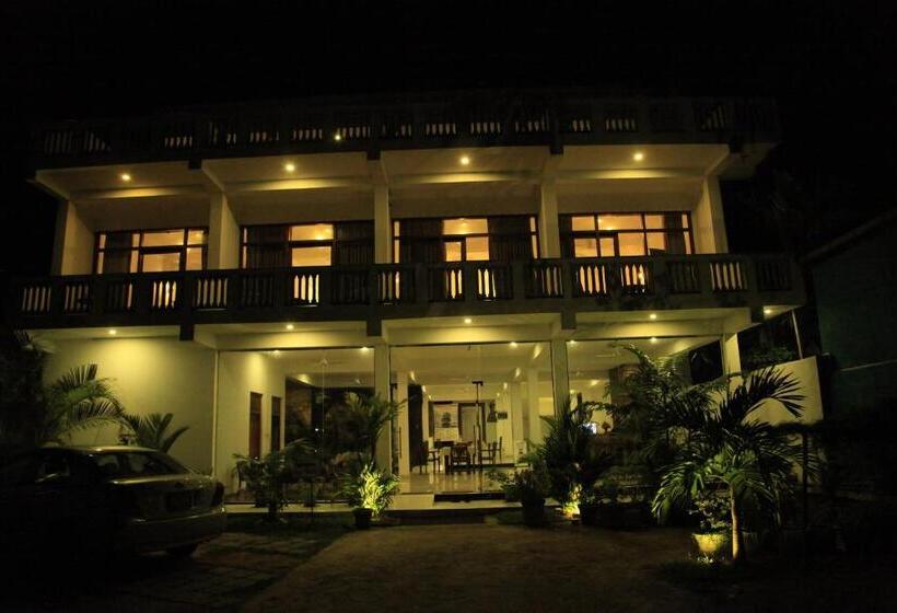 פנסיון Adana Beach Resort