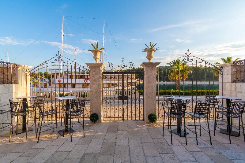 بنسيون B&b Heritage Villa Apolon