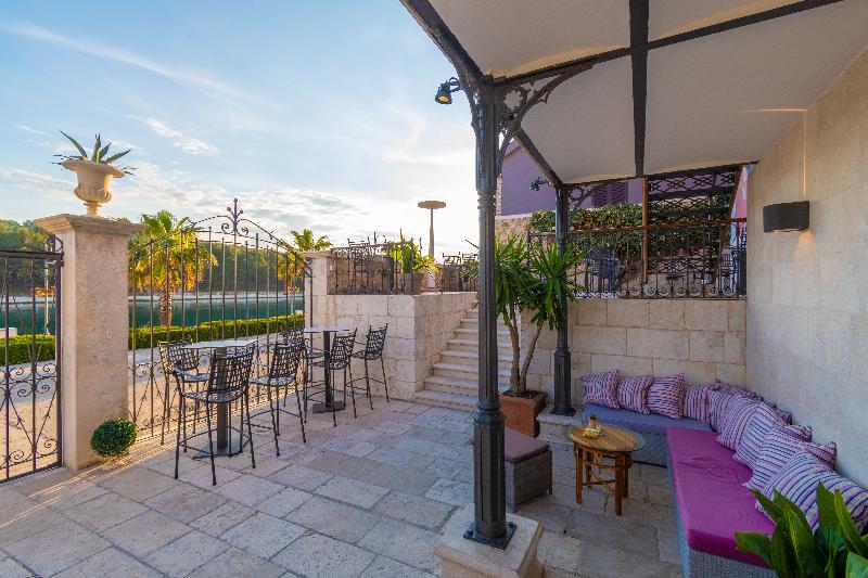 بنسيون B&b Heritage Villa Apolon