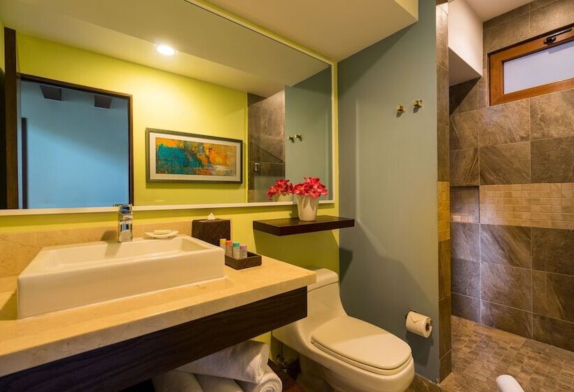 Pinnacle Resorts 220