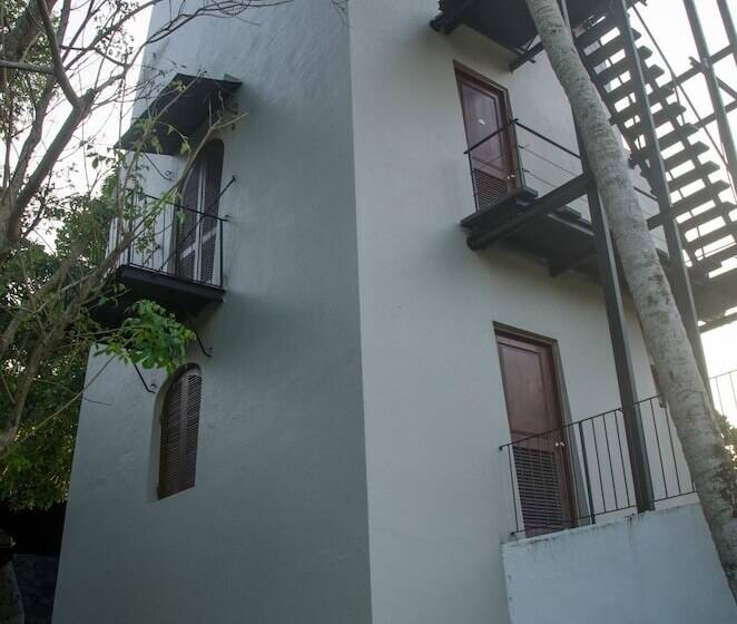 Thotupola Lakeside Resort