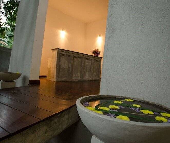 Thotupola Lakeside Resort