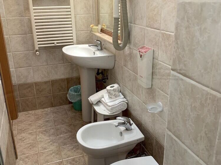 هتل Albergo Ristorante Del Cacciatore