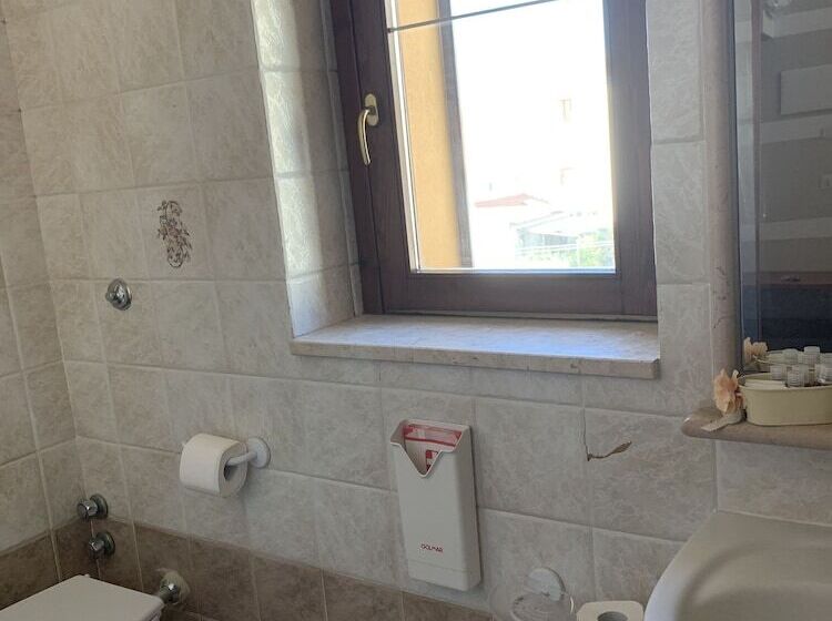 هتل Albergo Ristorante Del Cacciatore